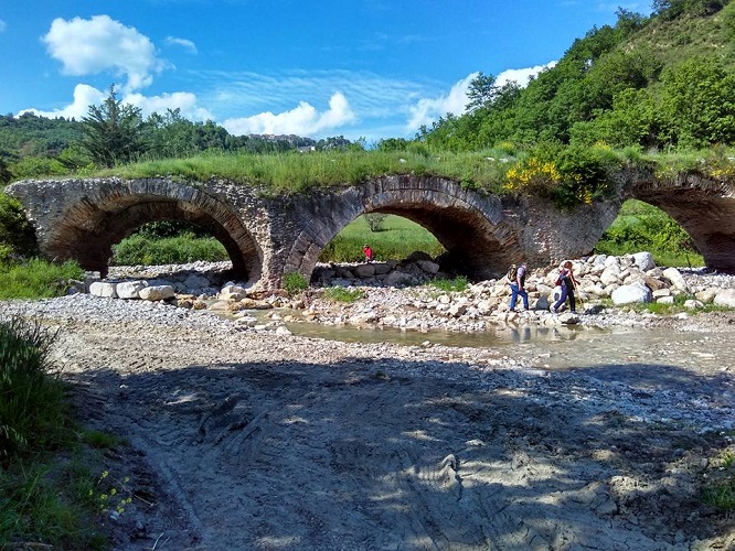 Escursione al Ponte delle Chianche 2017 a Buonalbergo.jpg